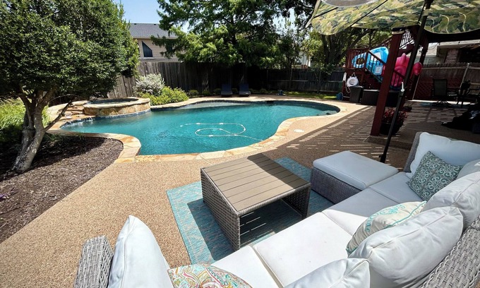 Southeast Arlington Casa | Ciao Bella! KING/Queen Beds, Pool/Spa-Spacious 2 story home centrally located!