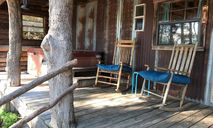 Eustace Cabina | Cici's one bedroom cabin at Bluegill Lake Cabins