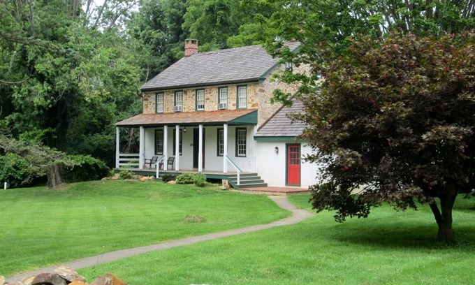 Narvon Otro | Circa 1790 Stone Farmhouse en 10 acres de su propio espacio verde privado