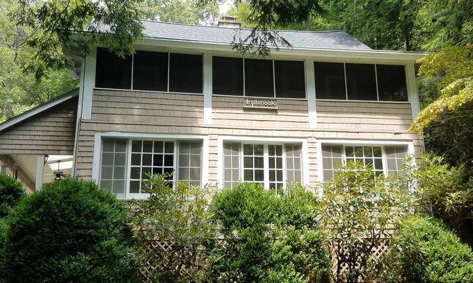 Montreat Casa | Circa 1907 Actualizado a casa; 1/4 milla dentro de Montreat Gate en un nivel raro, lote grande