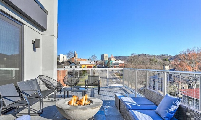 Downtown Asheville Condominio | City and Mountain Views with Spacious Balcony