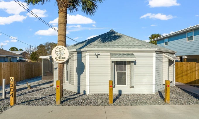 Holiday Beach Casa | City Beach Bungalows-WALK TO BEACH