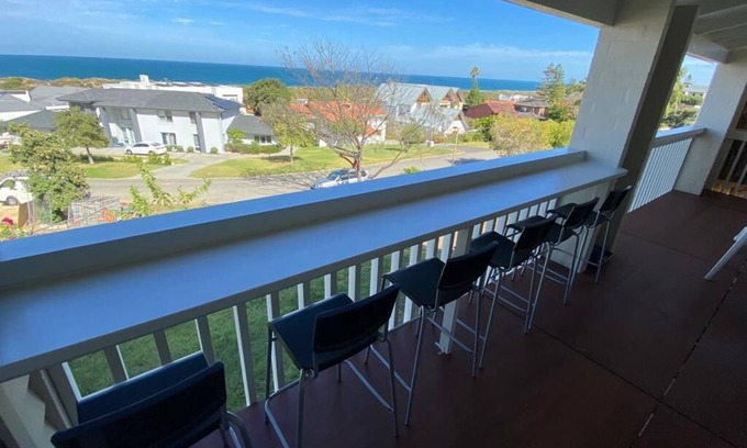 City Beach Casa | City Beach Home - Dazzling Ocean Views Sleeps 9