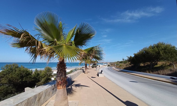 Conil de la Frontera City Center Cabaña | En el corazón de Conil, con aire acondicionado.