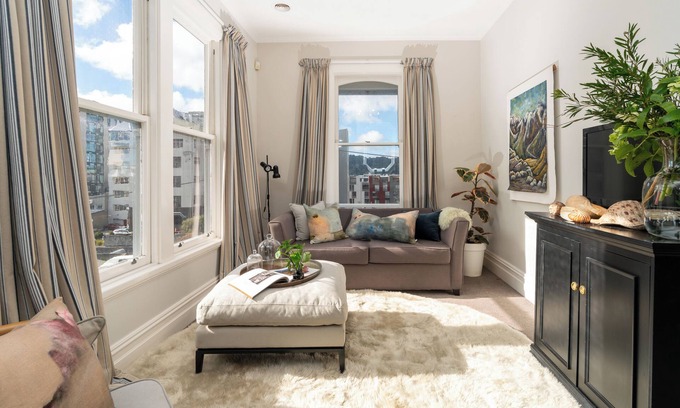 Te Aro Casa | City-Center Gem: Historic House with Modern Comfort!
