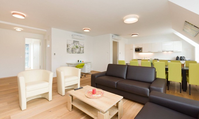 Leopoldstadt Apartamento | City Center Oasis: Luxe 5BR w/ AC, near River