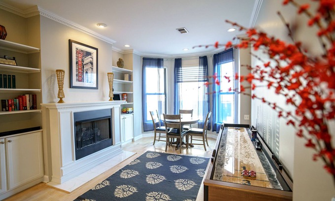 Killgubbin Apartamento | City Center, River North Condo HUGE 3BR, Patio, Parking(2x)