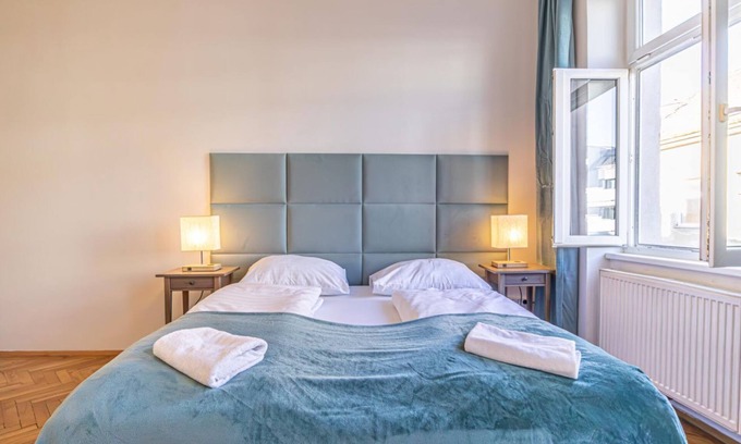 Matzleinsdorf Apartamento | City Chic: Spacious 2 BR Hideaway with Local Flair