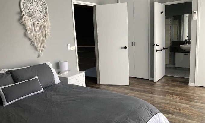 Traralgon Casa | City Chic Townhouse