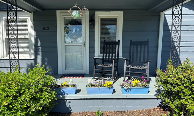 Hendersonville Cabaña | City Cottage- a country cottage in the heart of the city!