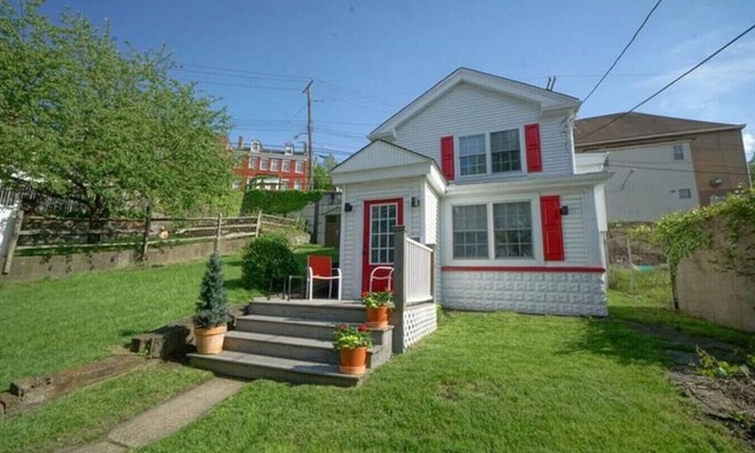 Pittsburgh Casa | City Cottage with Yard Sleeps 8
