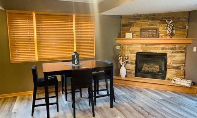 Ham Lake Condominio | City country, small Lake view, hot tub, game room fire place & lots of extras!