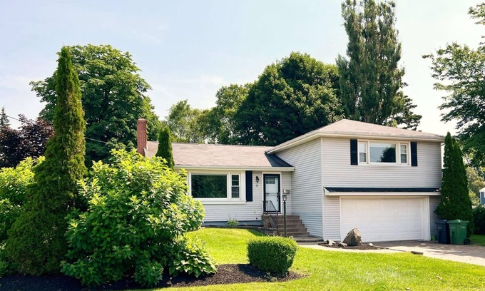 Charlottetown Casa | City Family Escape - Spacious 4-Bedroom within walking distance of Victoria Park