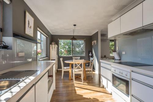 Lutwyche Casa | City Fringe Retreat Parkland Views Walk to Everything!