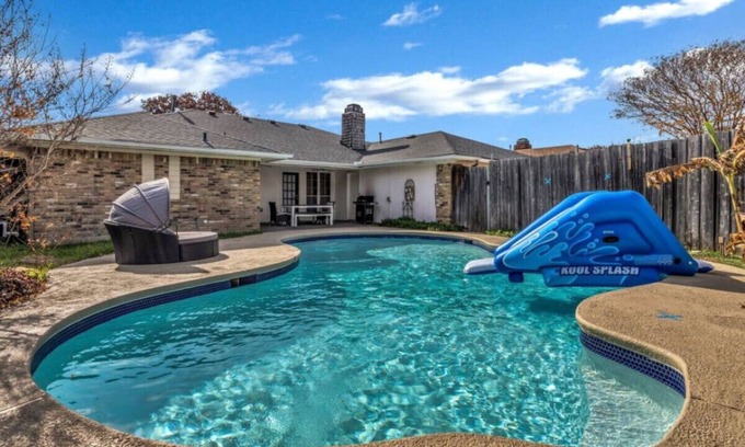 Plano Casa | City Gem: 4BR w/ POOL! Sleeps 10