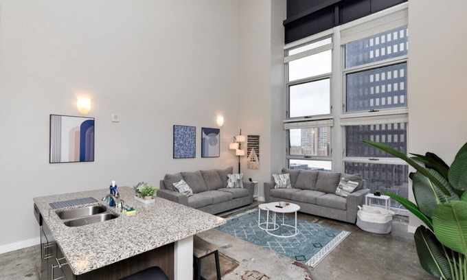 Downtown Des Moines Apartamento | City Haven: Modern Loft 2bd/2bth Downtown DSM