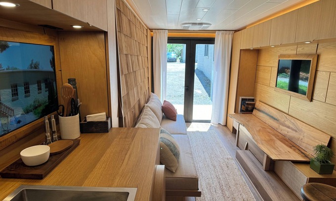 Bausman Casa | "City Hideaway: Off-Grid Luxe"