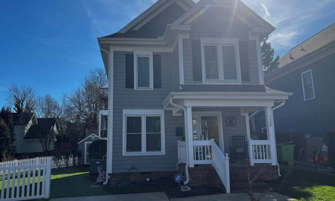 Downtown Casa | City of Oaks cottage in Raleigh