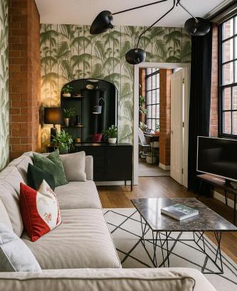 Birmingham City Centre Apartamento | City Penthouse with 3 floors , Super King Bed , with secret garden