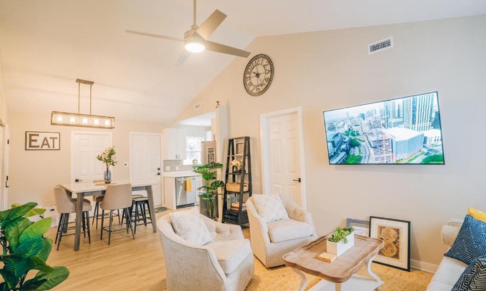 Charlotte Casa | City Retreat - 4 Bedroom Oasis with King & Private Yard near Downtown
