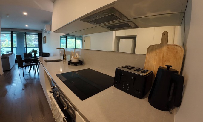 Reid Apartamento | City Retreat with Rooftop Pool, Private Parking & City Views