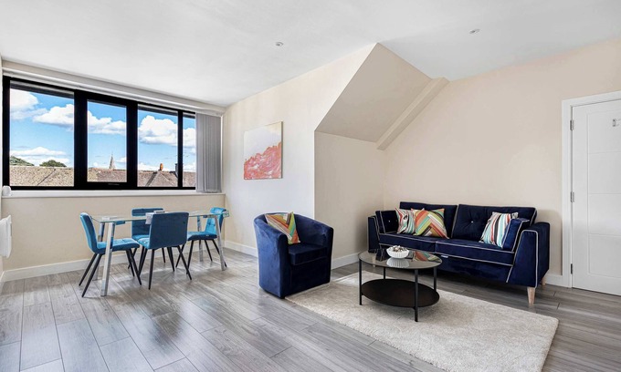 Sutton Apartamento | City Service Lets | Large Cheam 1 Bed with Parking | Long Stays Welcome