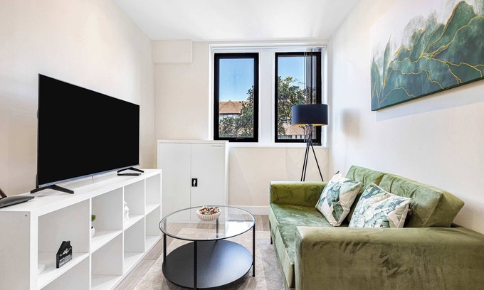 Sutton Apartamento | City Service Lets | New London Cheam Village 1 Bed | Ideal for Long Business Stays | With Parking
