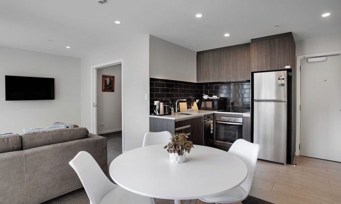 Newton Apartamento | City Skyline Apartment near Myers Park