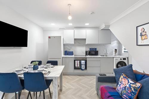 Bow West Apartamento | City Sophistication Chic 3-BR for Modern Living