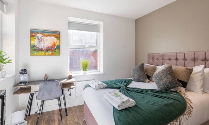 Ealing Apartamento | City Studio: TV & Amenities