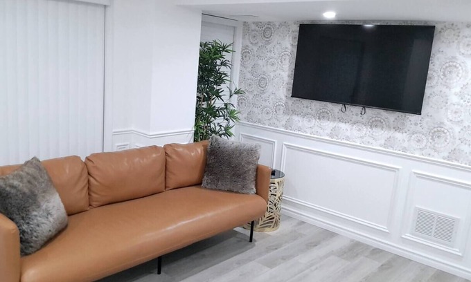 Orillia Apartamento | City-View Apartment with Hot Tub (3 Bedrooms)