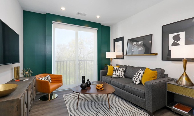 Rolling Mill Hill Condominio | City-view condo with rooftop lounge, gym, & 10-minute walk to downtown