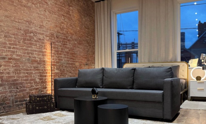Pittsburgh Apartamento | City View KING bed Free parking Chic Escape
