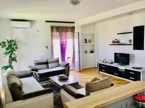 Nis Apartamento | City view & pool apartment