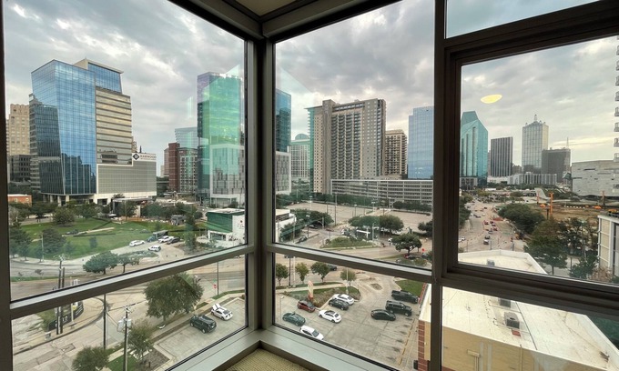 Uptown Condominio | Cityscape Views at America Airline Center W/ Free Parking/ Stars, Mavs, Concerts
