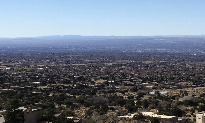 Northeast Heights Apartamento | CityViews By Sandia Tram 6500 ft Pool 5min to Sandia Casino Resort&I-25 Pets ok