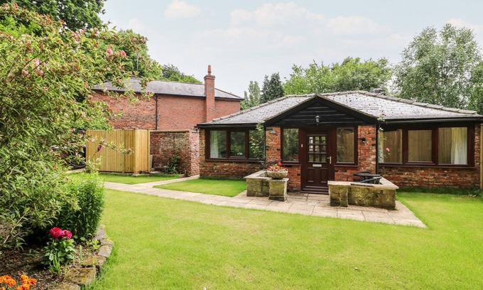 Selby Cabaña | CLAIRE COTTAGE, pet friendly in Hambleton, North Yorkshire