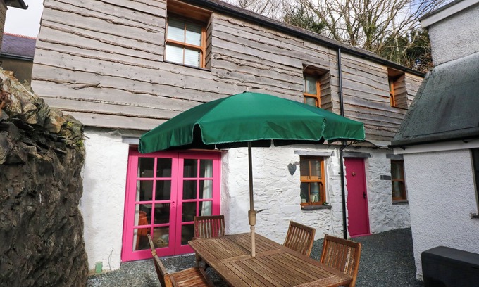 Bangor Casa | CLAIRE'S COTTAGE, family friendly, with hot tub in Bethesda