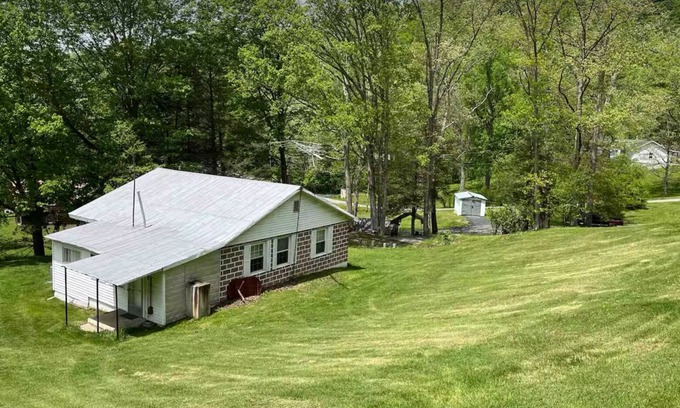 Summerlee Cabaña | Clarence's Country Cottage in the heart of the Appalachian hills.