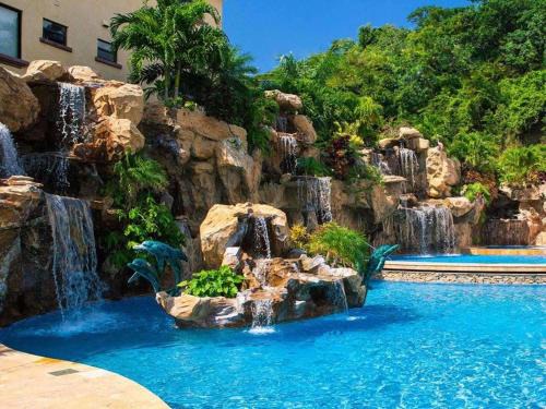 French Harbour Hotel | Clarion Suites Roatan at Pineapple Villas