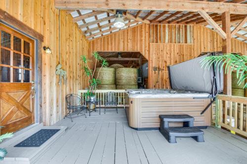 Clarkesville Casa | Clarkesville Rustic Hideaway on 38-Acre Farm!
