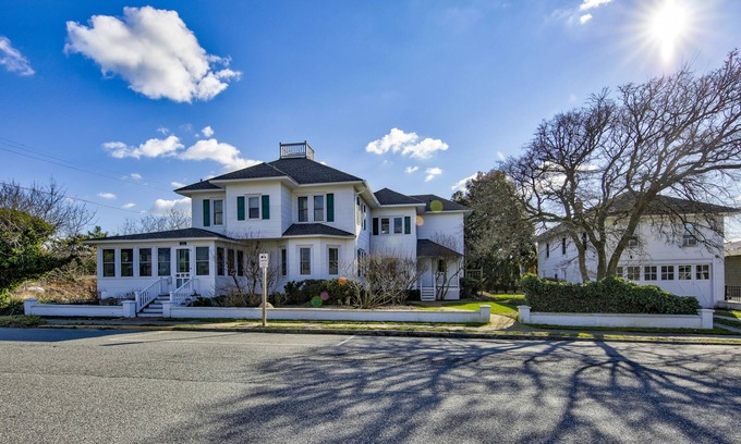 The Pines Casa | Classic 1920s oceanfront home & cottage with AC, bikes, grill - walk to beach