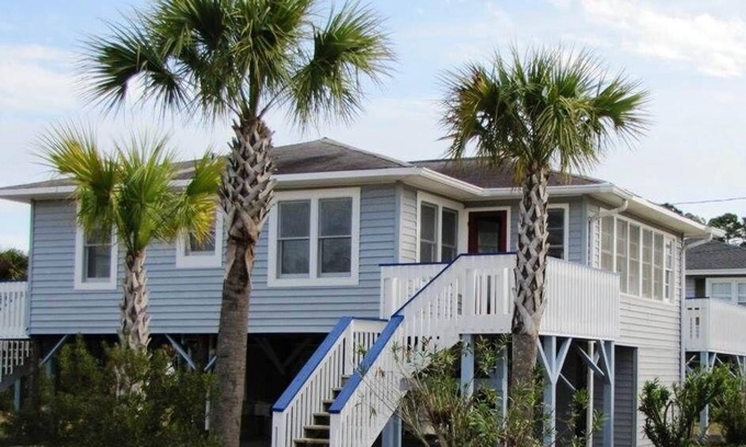 South Carolina Lowcountry Casa | Classic Beachwalk Home w/ Huge Large Sun Deck; Easy Beach Access; Cable TV/WiFi