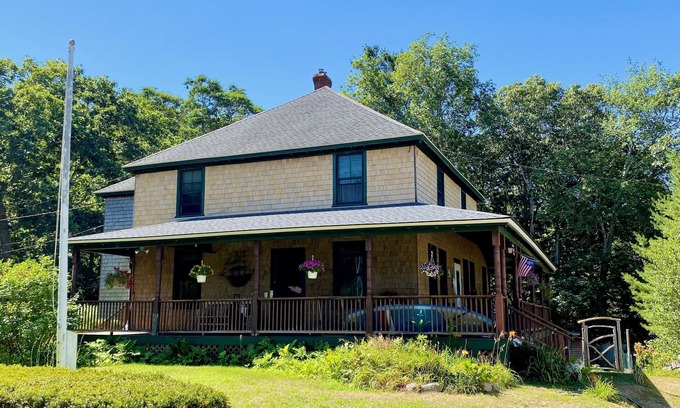 North Falmouth Casa | Classic Cape Cod Cottage
