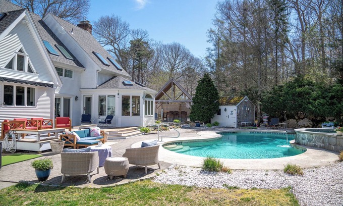 East Sandwich Casa | Classic Cape Cod Retreat with Amazing Backyard Amenities - why leave?