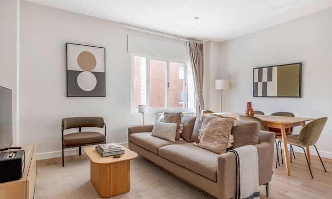 Castellana Apartamento | Classic Castellana 3BR w/ Doorman, nr Dining, by Blueground