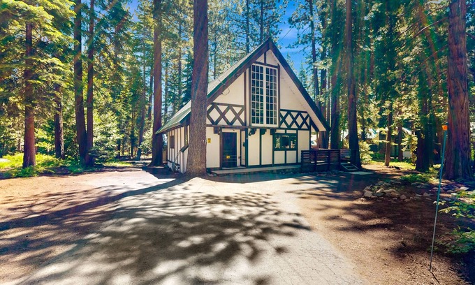 Sunnyside Casa | Classic chalet w/hot tub, boat launch & Gas grill