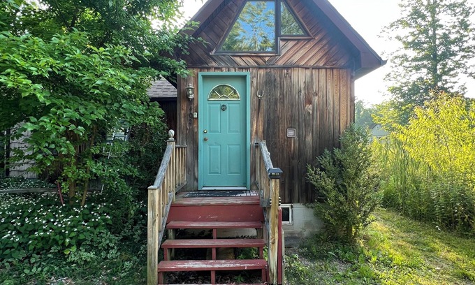 Lake Erie Beach Cabaña | Classic cottage country, a short stroll to the beach!