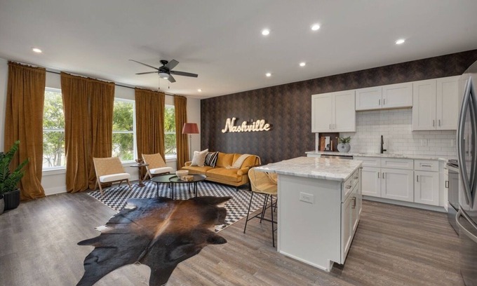 Whitebridge Casa | Classic Country - Mins to Broadway - Rooftop Deck – Sleeps 8