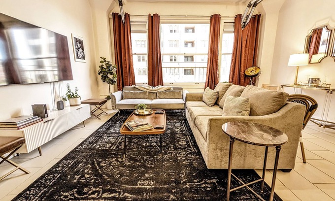 Historic Core Condominio | Loft Glamuroso en DTLA con Alberca, Vistas 360° + Parking
